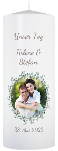 Personalisierte Hochzeitskerze mit Namen und Foto vom Brautpaar. Das Foto ist in einem zarten Blätterkranz.