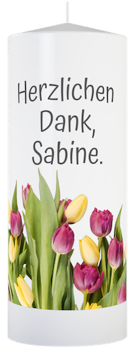 Personalisierte Kerze mit Namen. Am bild steht herzlichen dank und bunte Tulpen sind unter der Schrift.