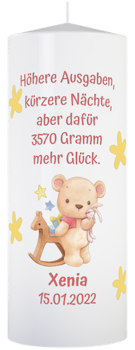 Personalisierte Kerze mit Zeichnung von Teddybär mit Schaukelpferd, für Mädchen mit Angabe von Name, Geburtsdatum und Geburtsgewicht.