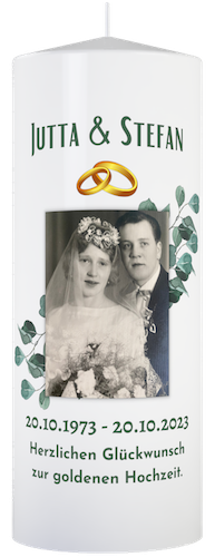 Personalisierte Hochzeitskerze mit Namen und Foto vom Brautpaar vor 50 Jahren. Mit Zweigen und goldenen Ringen.