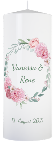 Hochzeitskerze mit Blätter und Blütenkranz in dem die Namen vom Brautpaar stehen