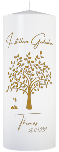 Personalisierte Kerze Mit Name und Name und Datum des Verstorbenen. Auf der Trauerkerze ist ein Goldener großer Baum- Lebensbaum. Über dem Baum steht: In stillem Gedenken und unter dem Baum der Name des verstorbenen mit Datum.