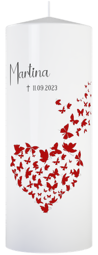 Personalisierte Trauerkerze mit Name und Datum des Verstorbenen. Auf der Gedenkkerze ist ein rotes Herz aus lauter Schmetterling , rechts fliegen Schmetterlinge aus dem Herz.