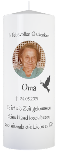 Personalisierte Kerze Mit Name und Name und Datum und Foto von Oma. Es ist die Zeit gekommen, deine Hand loszulassen, doch niemals die Liebe zu Dir! Eine graue Taube ist auch auf der Kerze.