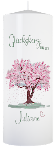 personalisierte Glückskerze mit Namen und Motiv blühendem Baum gezeichnet in der Mitte des Bildes
