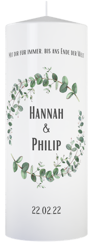 Personalisierte Hochzeitskerze mit Eukalyptus Kranz in dem die Namen vom Brautpaar stehen