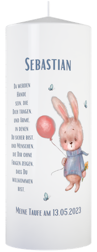 Taufkerze für Junge mit Häschen der einen roten Luftballon hält, mit einem Spruch:Da werden Hände sein, die Dich tragen, und Arme, in denen Du sicher bist, und Menschen, die Dir ohne Fragen zeigen, dass Du willkommen bist.