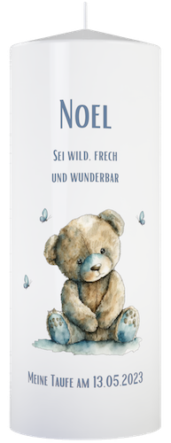 Taufkerze mit Teddy und Name personalisiert, mit blauer Schrift und dem Spruch: Sei wild, frech und Wunderbar