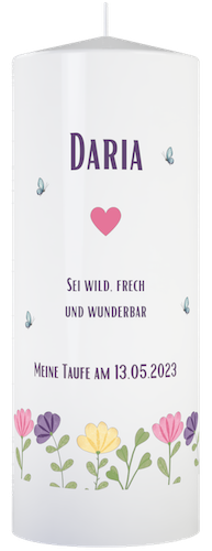 Personalisierte Taufkerze mit violetter Schrift und bunten Blumen, mit dem Spruch: Sei wild, frech und wunderbar
